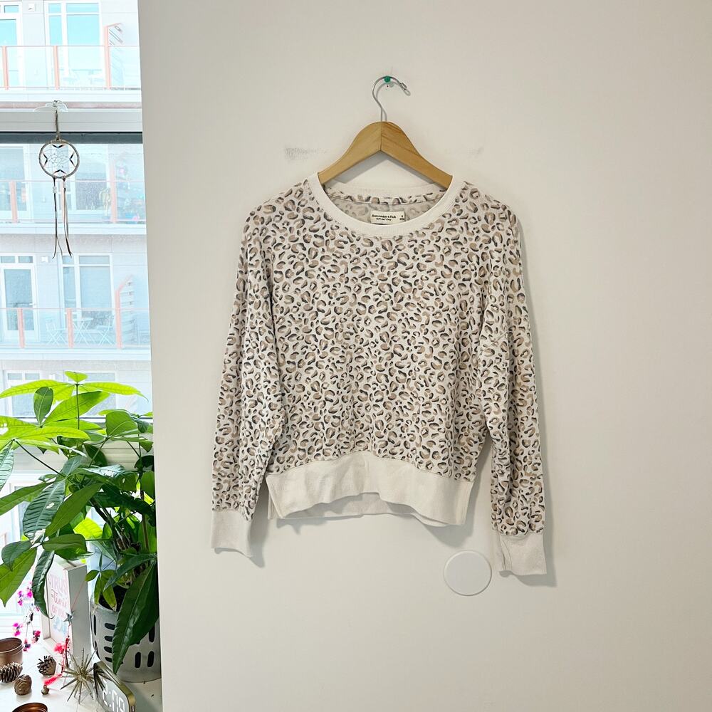Abercrombie & Fitch Soft A&F Cozy Animal Print Sweater Size Small